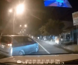 Video: Lạng lách trước ô tô còn dừng đột ngột thách thức tài xế, thanh niên bị đấm ngay tại chỗ