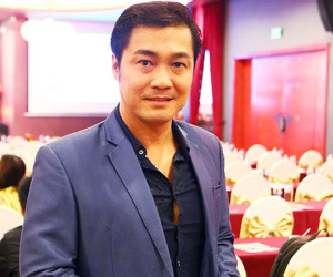 Lý Hùng: Quý ông 50 tuổi giàu có bậc nhất showbiz 'ở vậy' để chăm sóc mẹ già