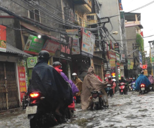 Hà Nội đón mưa lớn sau chuỗi ngày nắng hanh, người dân vui mừng vì ô nhiễm không khí được giảm đáng kể