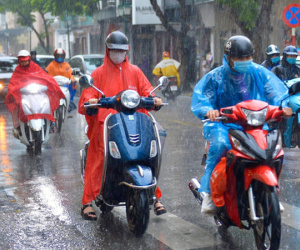 Chùm ảnh: Hà Nội đón cơn mưa rào sau nhiều ngày hanh khô, chỉ số chất lượng không khí được cải thiện