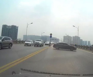 CLIP: Có việc gấp, nữ tài xế quay đầu ôtô trên cầu Vĩnh Tuy gây tai nạn liên hoàn
