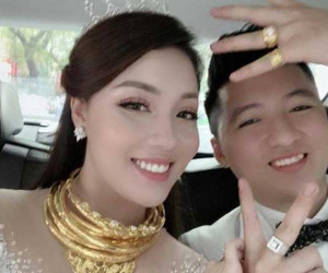 Giảng viên 'sexy nhất Vịnh Bắc Bộ' làm lễ cưới siêu to: Vàng đeo lút cổ, thay váy 3 lần