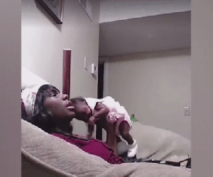Căm phẫn bà mẹ ác độc livestream phì phèo thuốc lá trong lúc ẵm con gái 1 tháng tuổi rồi quẳng đứa trẻ lên ghế sô pha