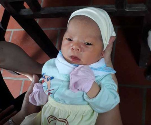 Bé trai gần 1 tháng tuổi bị bỏ rơi trong chùa với lời nhắn 'Nhờ ông bà nuôi giúp cháu nên người'