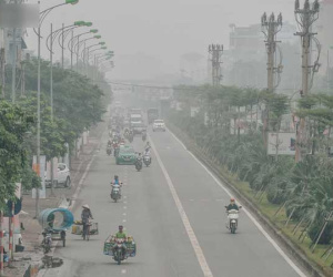 Chùm ảnh: Một ngày sau cơn mưa 'vàng', đường phố Hà Nội lại chìm trong bụi mù