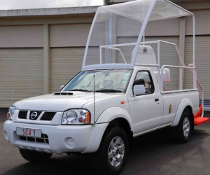 Giáo hoàng Francis diễu hành bằng bán tải Nissan Navara giá rẻ