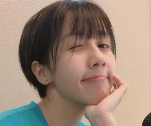 Hậu Hoàng 'chơi lớn' cắt phăng mái tóc dài, quả đầu tomboy mới toanh nhìn cưng tới nỗi chỉ muốn bắt về nuôi!