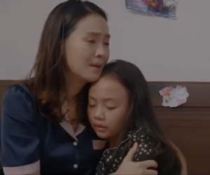 Khán giả khóc hết nước mắt với cảnh phim xé lòng của mẹ con Khuê: 'Con nhường mẹ cho em nhé'