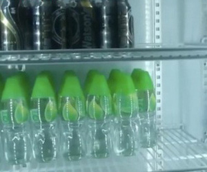 Đến nhà hàng ăn cùng mẹ, chàng trai gọi nước suối uống rồi đột ngột phun ra và nôn mửa, hóa ra đã uống nhầm thuốc tẩy