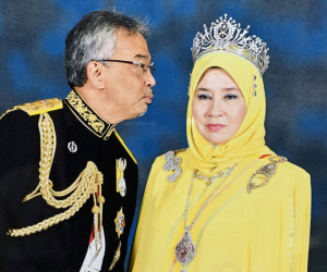 Hoàng hậu Malaysia gây sốt cộng đồng mạng với bức ảnh nghìn like về khoảnh khắc người chồng Quốc vương nhoài người định trao nụ hôn
