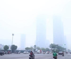 Sương mù giăng phủ Hà Nội, cao ốc mất hút