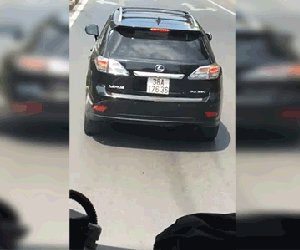 Clip: Tài xế Lexus thản nhiên chặn đầu xe cứu hỏa mặc cảnh sát PCCC khản cổ yêu cầu nhường đường
