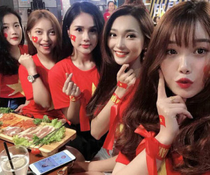 Lật lại bức ảnh dàn WAGs xinh đẹp của tuyển Việt Nam, giật mình nhận ra 4/5 người đều dính lùm xùm tình cảm!