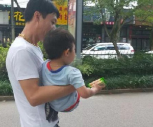 Kẻ bắt cóc gần như thành công khi ôm đứa trẻ 3 tuổi ra khỏi nhà, nhưng cậu bé thông minh nói 1 câu tự cứu được mình