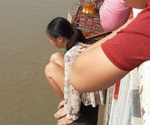 Hà Nội: Người phụ nữ bỏ lại con nhỏ trèo qua lan can cầu Chương Dương khóc lóc khiến nhiều người hoảng sợ