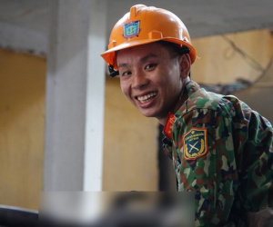 Cận cảnh bộ đội dùng súng phun hóa chất để tẩy độc Rạng Đông
