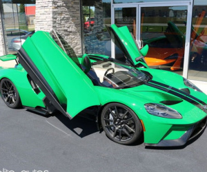 Ford GT 2017 màu độc được rao bán 1,3 triệu USD