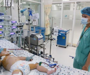 Bác sĩ dùng phương pháp 'hồi sinh tim phổi' cứu bé gái 30 tháng tuổi nguy kịch vì viêm phổi cực nặng