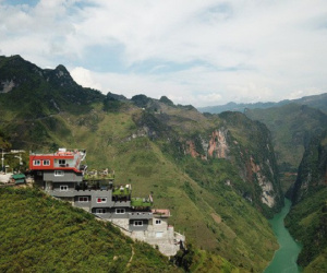 Vừa rần rần lên mạng đòi tẩy chay căn nhà 'xây vô duyên nhất ở Mã Pì Lèng', nay dân tình lại đổ về chụp ảnh, tham quan như điểm du lịch nổi tiếng và sự thật bên trong ống bê tông giữa núi