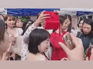 Đứng cạnh nhau tại một sự kiện, Huyền Lizzie lúng túng, 'lép vế' thấy rõ trước sức hút đặc biệt của Ngọc Trinh