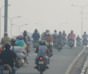Bầu trời mù mịt đến khó tin ở đại lộ Võ Văn Kiệt sáng 6-10