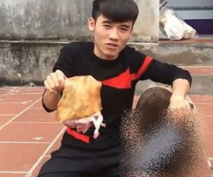 Làm video nấu thịt chó man rợ, cư dân mạng kêu gọi tẩy chay con trai bà Tân Vlog