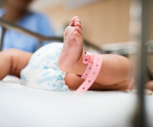 Con gái 5 ngày tuổi đã có "kinh nguyệt" mẹ tưởng dậy thì sớm, đến viện mới biết nguyên nhân có liên quan đến mình