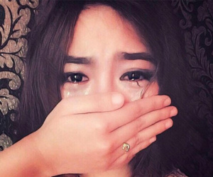 Đêm tân hôn, chồng thản nhiên để một tấm ảnh trên giường cưới rồi bảo tôi xuống đất nằm