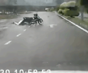Video: Cô gái đi xe máy bị 'quật ngã' giữa đường, 2 người đàn ông loay hoay gỡ phần cổ bị mắc kẹt