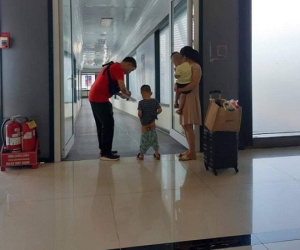 Bức ảnh gây bức xúc nhất đầu tuần: Cậu bé tụt quần ngay giữa lối đi sân bay, trẻ con không biết hay cha mẹ vô ý thức?