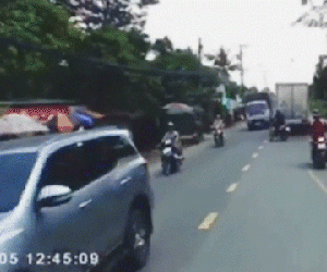 Video: Kinh hoàng khoảnh khắc xe máy vượt ẩu, tông trực diện vào đầu xe tải