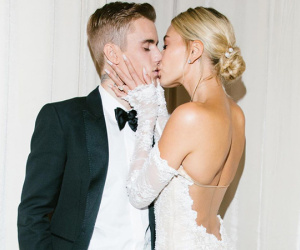 Justin Bieber cuối cùng đã tung ảnh cưới: Hôn nhau đắm đuối, đẹp xuất thần, dòng chữ in trên váy cô dâu gây bão