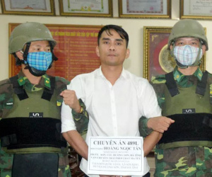 Bắt kẻ 'lận lưng' súng colt cùng 5 viên đạn vận chuyển 6 bánh heroin