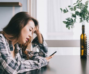 Chồng nhắn tin cho bồ 'Anh ly thân rồi', vợ liền tương kế tựu kế chơi ngay chiêu hiểm khiến anh ả 'gậy ông đập lưng ông'