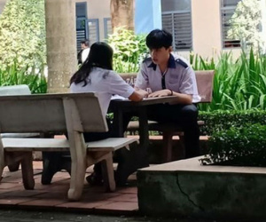 Cùng nhau ôn bài rất tình cảm giờ ra chơi, cặp đôi khiến dân mạng phát ghen: Thời đi học chúng ta ai cũng có một người để thương như vậy