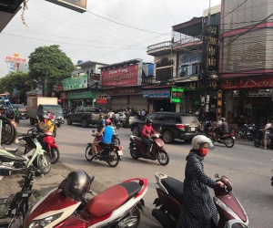 Quảng Ninh: Thấy chủ tiệm vàng hô hoán "cướp, cướp", tài xế ô tô đi đường liền lái xe tông thẳng vào đối tượng