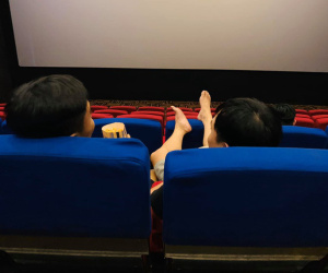 Gác chân lên ghế trong rạp chiếu phim, thanh niên nhận trái đắng khiến dân mạng hả hê: 'Quả báo đến sớm không kịp trở tay'