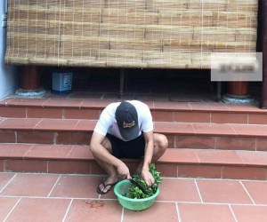 Thấy vợ đến giờ cơm vẫn đi chơi chưa về, chồng trưởng họ bực bội vào bếp lấy dao khiến mọi người sợ 'mất vía' nhưng lại để làm hành động dễ thương này