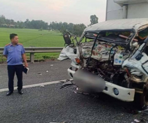 Xe tải vỡ nát khi tông đuôi xe tải khác trên cao tốc, 2 cha con tử vong thương tâm