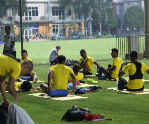 CĐV Malaysia lo lắng khi sân tập ở trước nhà HLV Park Hang Seo