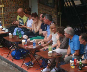 Du khách chật kín những quán cà phê đường tàu trước ngày bị 'xoá sổ'