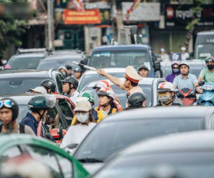 Ảnh, clip: Rào chắn nửa đường Kim Mã để thi công metro Nhổn - ga Hà Nội, giao thông hỗn loạn