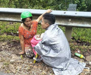 Khoảnh khắc chồng ngồi giữa đường đỡ đẻ cho vợ gây xúc động