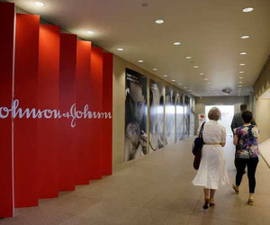 Johnson & Johnson phải bồi thường 8 tỉ USD vì sản phẩm khiến nam giới... tăng tuyến vú