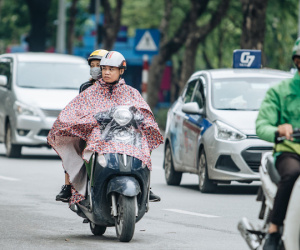 Chùm ảnh: Người Hà Nội khoác thêm áo ấm, thích thú đón nhận chút se lạnh đầu mùa