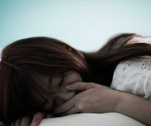 Trong cơn say, chồng ném 200 nghìn xuống giường đòi gần gũi, tôi một mực chống cự thì anh thì thào gọi tên người khác