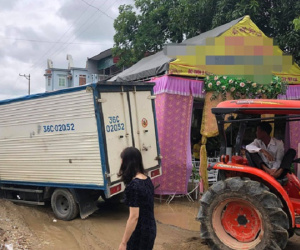 Vụ tai nạn 'dở khóc dở cười' của xe tải ngay trước rạp cưới khiến gia đình bối rối tìm cách giải quyết