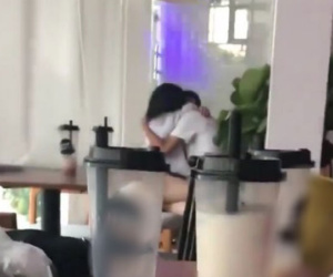 Tiếp tục thêm đôi nam nữ không ngại ngùng ôm ấp, 'khóa môi' nhau công khai giữa quán trà sữa