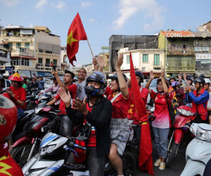 Ảnh: Nhiều giờ trước trận cầu kịch tính Việt Nam gặp Malaysia, hàng trăm cổ động viên đã 'nhuộm đỏ' hàng loạt tuyến đường Hà Nội