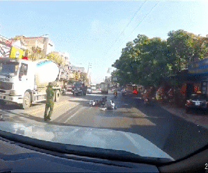 Clip: Nam thanh niên gây phẫn nộ khi lạng lách 'thông chốt', ngỡ ngàng hơn còn để lại bạn gái toan... bỏ chạy
